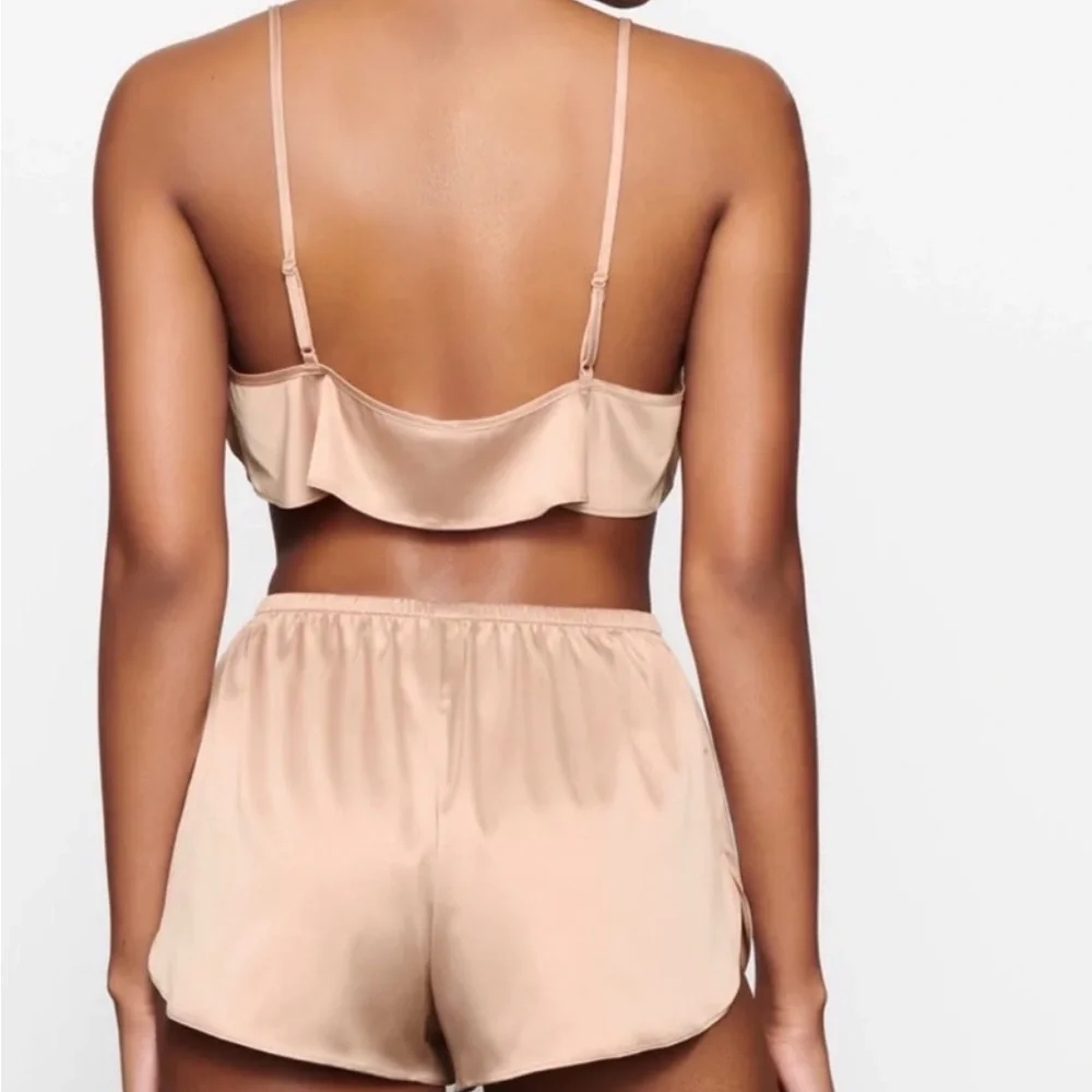 SKIMS Pink Ruffle Bra Intimates - Picture 3 of 12